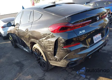 2021 BMW X6 Sdrive40I z USA, uszkodzony, nr VIN 5UXCY4C02M9F96479